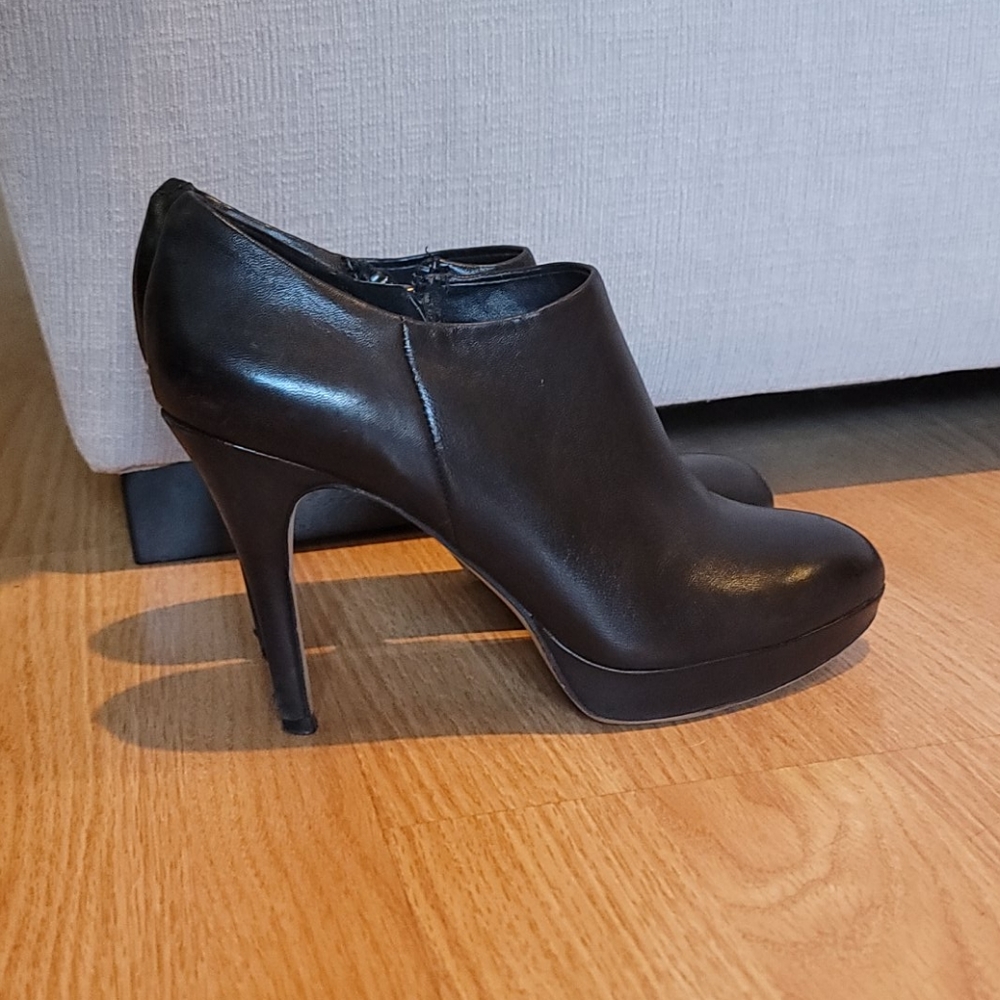 Black heeled bootie